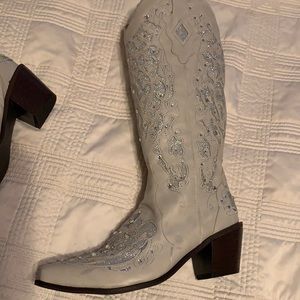 White glitter western boots.   Size 6/12 ladies. NWOT Lightweight!
